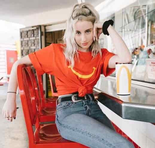 Carly Incontro has a net worth of $1 million.